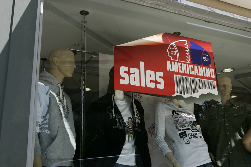 Αυτοκόλλητα εκπτώσεων για βιτρίνες στην Ανατολική Αττική