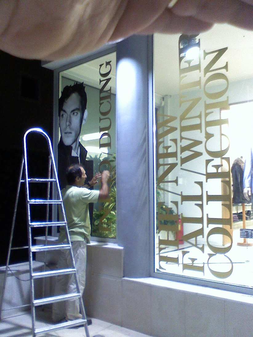 Αυτοκόλλητα γράμματα για βιτρίνες στην Ανατολική Αττική