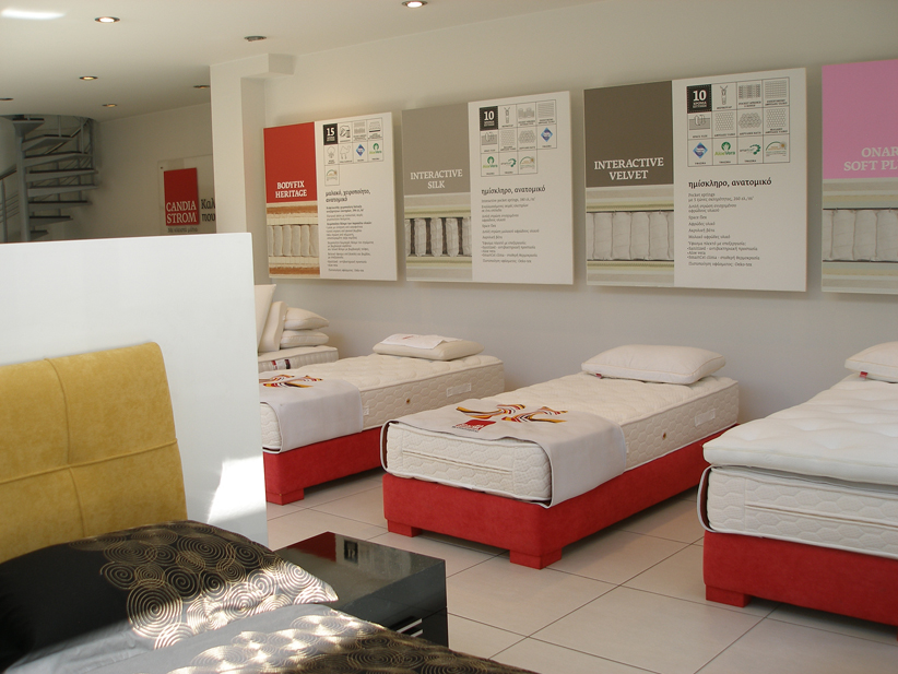 Αυτοκόλλητα επικολλημένα σε ξύλο στην Ανατολική Αττική