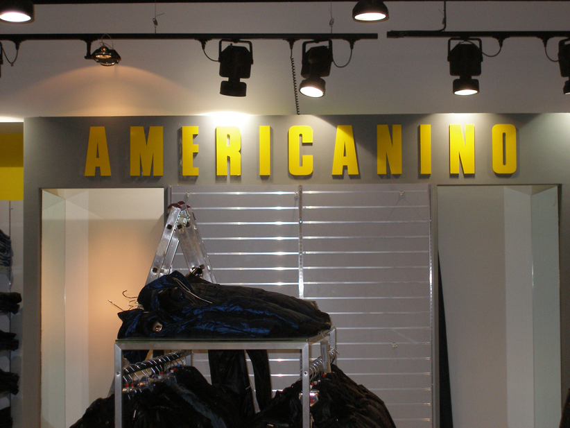 Aυτοκόλλητο σε plexi-glass κομμένο με router