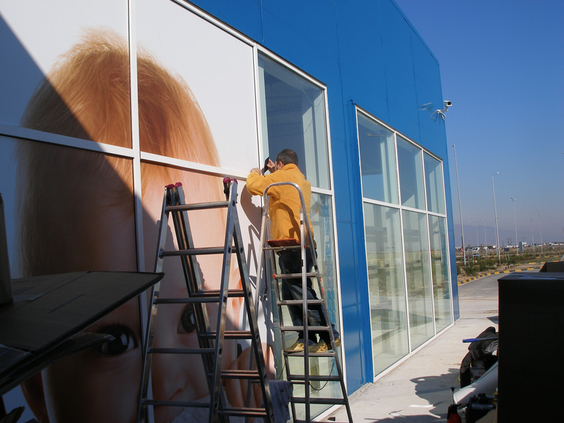 Αυτοκόλλητα σε τζάμι στην Ανατολική Αττική