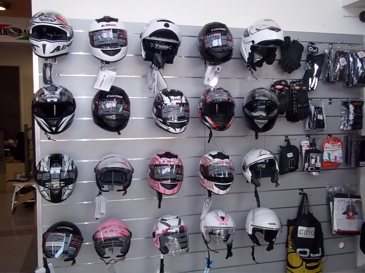 Τα χρώματα και τα γραφικά στα κράνη των εταιριών CORSA-LS2-AIROH δίνουν μια διαφορετική όψη στην ασφάλεια του αναβάτη τηρώντας όλες τις προδιαγραφές για μια ασφαλή οδήγηση