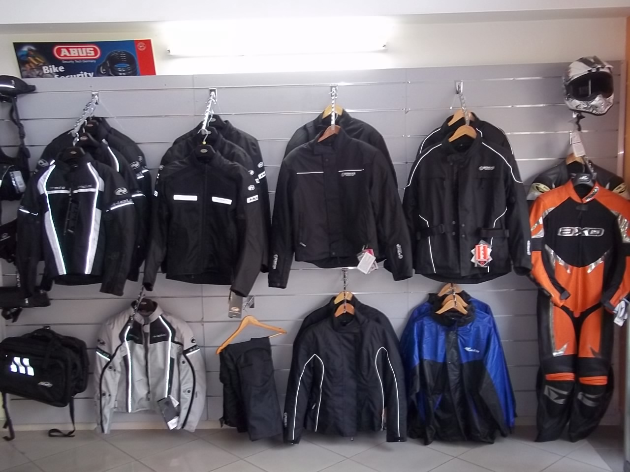 Τα είδη ένδυσης των εταιριών HELD-WINGER έρχονται να συμπληρώσουν το κομμάτι της ασφάλειας για τον αναβάτη σε πολύ καλές και συμφέρουσες τιμές.