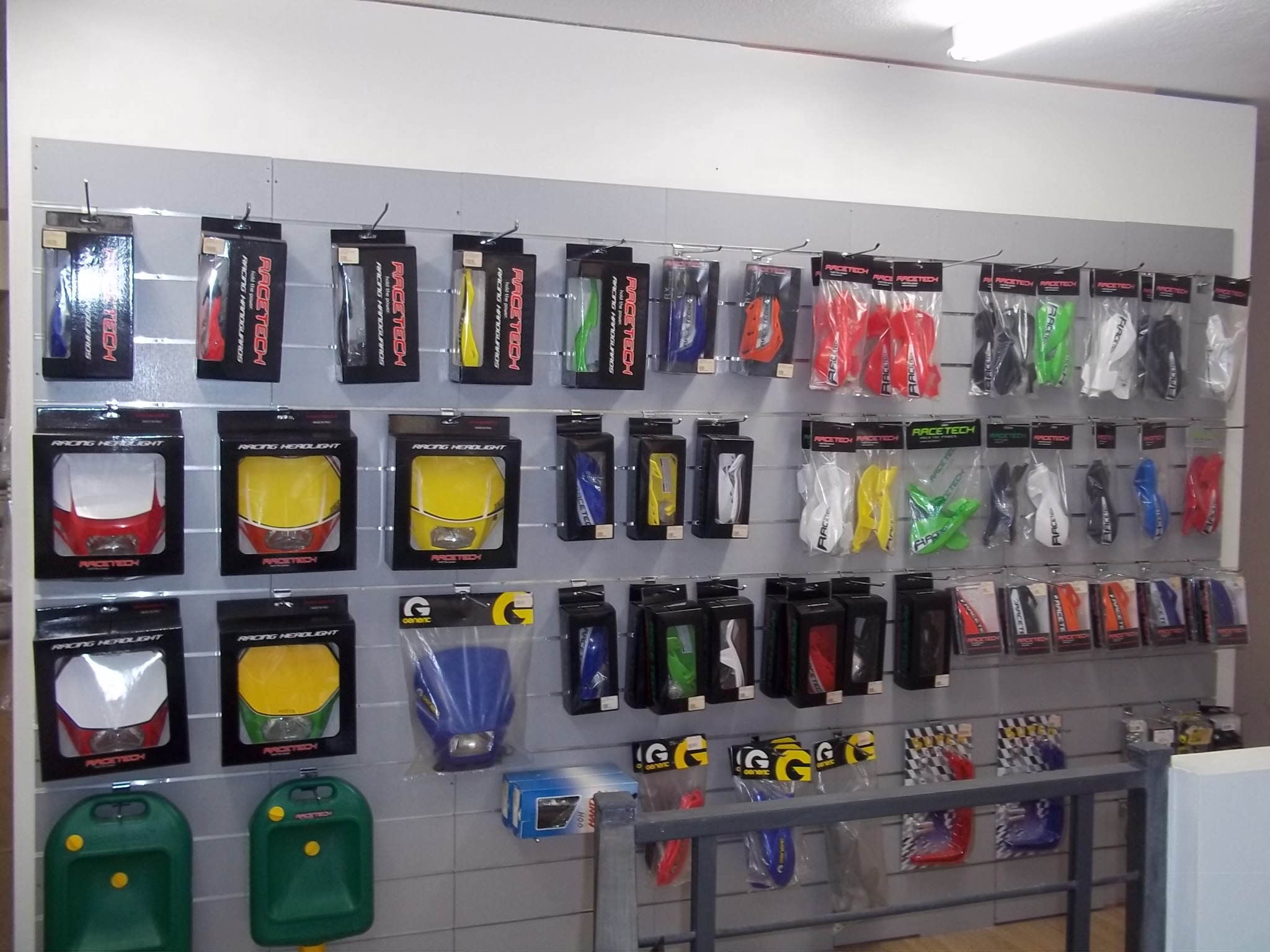 Τα πλαστικά και τα αξεσουάρ της εταιρίας RACETECH προσδίδουν ασφάλεια και ομορφιά σε όλα τα μοντέλα ENDURO & MOTOCROSS της ελληνικής αγοράς σε προσιτές τιμές.