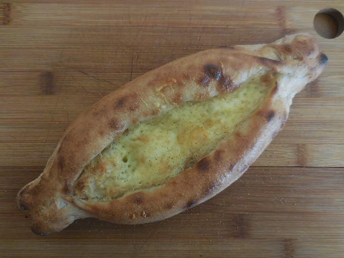 Πεινιρλι με τυρί 2€. Το τυρί που χρησιμοποιούμε είναι gouda Ολλανδίας σε συνδυασμό με κασέρι Ελληνικό