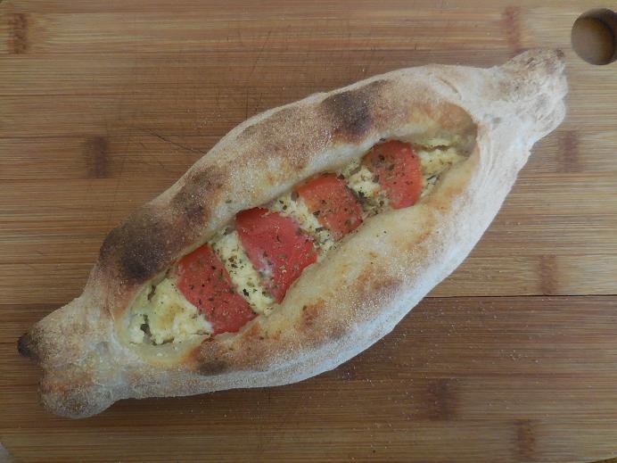 Πεινιρλί χωριάτικο 2.50€. Πεϊνιρλί με φέτα, ανθότυρο, μυρωδικά και φρέσκια ντομάτα