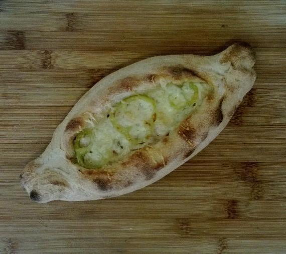 Πεινιρλί με λουκάνικο & πιπεριά 2,50€. Λουκάνικο χωριάτικο με κέτσαπ, μουστάρδα και πιπεριά