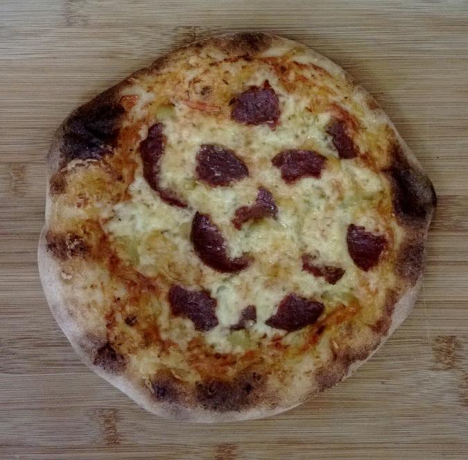 Πίτσα με σουτζούκι και πιπεριά 2,70€. σάλτσα ντομάτας, τυρί, αρμένικο σουτζούκι 