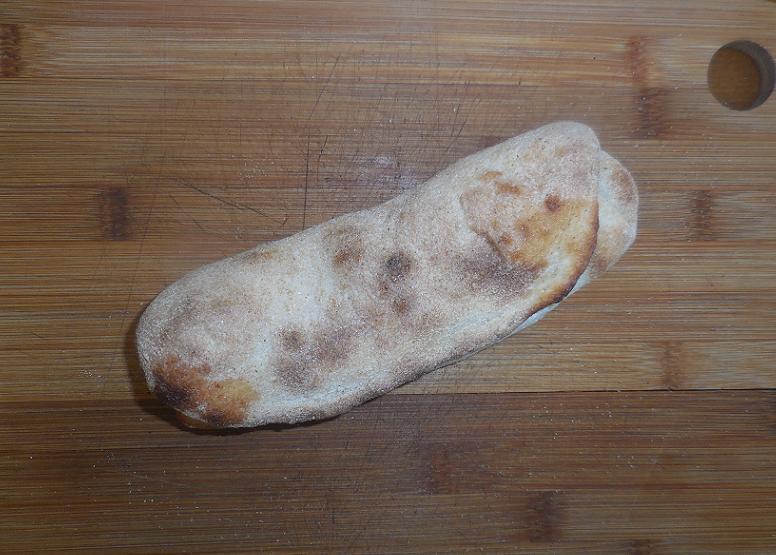 Hot dog 1,50€. Χωριάτικο λουκάνικο με κέτσαπ και μουστάρδα