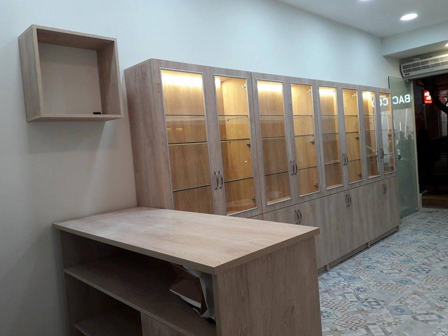 επιπλα για μαγαζι με μελαμινη και τζαμι