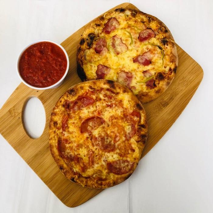 Πίτσα με αλλαντικά 3€. Χειροποίητη σάλτσα ντομάτας, τυρί και αλλαντικό της επιλογής σας