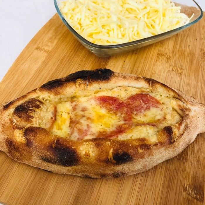 Πεινιρλί με πεπερόνι 2,20€. Το πεπερόνι είναι ιταλικό σαλάμι, ελαφρώς πικάντικο