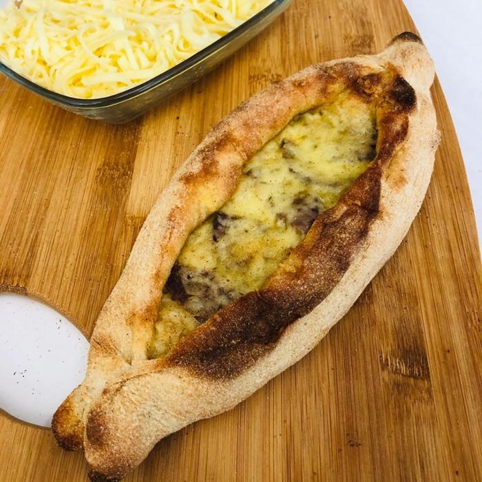 Πεινιρλί με παστουρμά, ντομάτα 3€. Αρμένικος παστουρμάς 