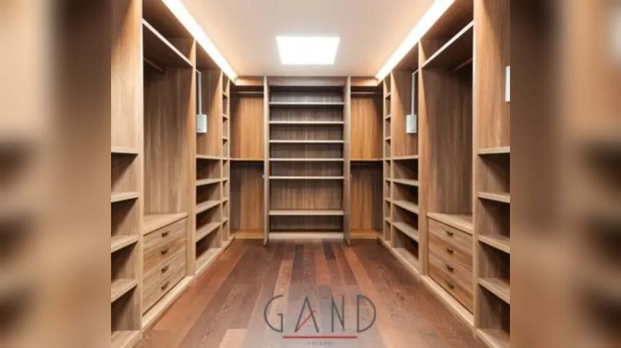 Βεστιάριο Room! περιλαμβάνει απίθανους χώρους για τα ρούχα σας, μπορεί να γίνει ανοιγόμενη και υπάρχει η δυνατότητα κατασκευής ραφιών και συρταριών σύμφωνα με τις δικές σας ανάγκες.