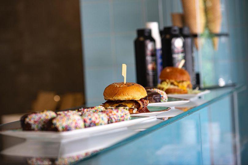 Burger Χολαργός, Μπεργκεράδικο Χολαργός, Ντόνατς Χολαργός, Donuts Χολαργός, Λουκουμάδες Χολαργός