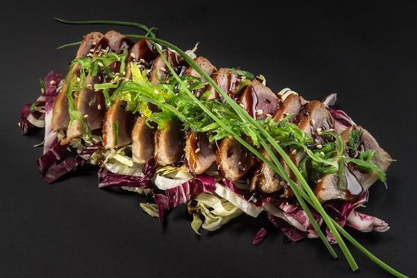 Tuna tataki με λαχανικά και unagi σως
