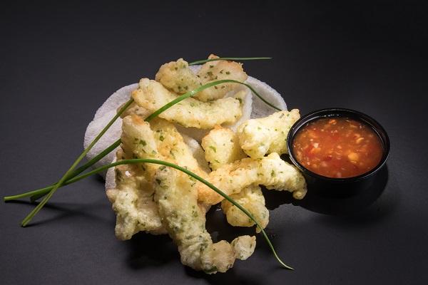 Μπουκιές ψαριού tempura με sweet τσίλι , σκόρδο και κράκερς γαρίδας