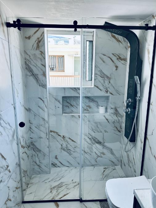 Καθρέπτες Μπάνιου, Γυάλινα Κάγκελα, Δάπεδα απο γυαλί, Εσωτερικά Χωρίσματα απο γυαλί, Σκέπαστρα, Υαλοπίνακες διπλής Υάλωσης Χρωματιστά Τζάμια, Γυάλινα Έπιπλα Παλαιό Φάληρο