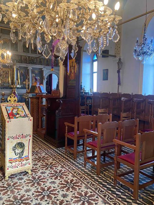Καρέκλες κοσμικές με κάθισμα βελούδο. Στασίδια κοσμικά. Αναλόγιο-ψαλτήρι.