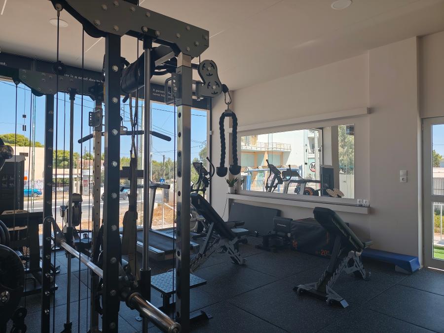 Το γυμναστήριο KINESIS στην Αρτέμιδα Λούτσα διαθέτει pilates reformer, functional training, yoga κ.α.