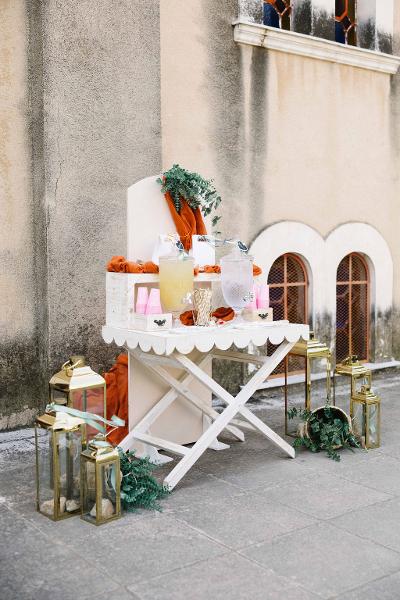 Celebre Royal by Anna Maria βάπτιση γάμος στο Χαλάνδρι βάπτιση σε ρόζ, λευκές και πορτοκαλί αποχρώσεις, στολισμένη δροσιστική γωνιά με φανάρια