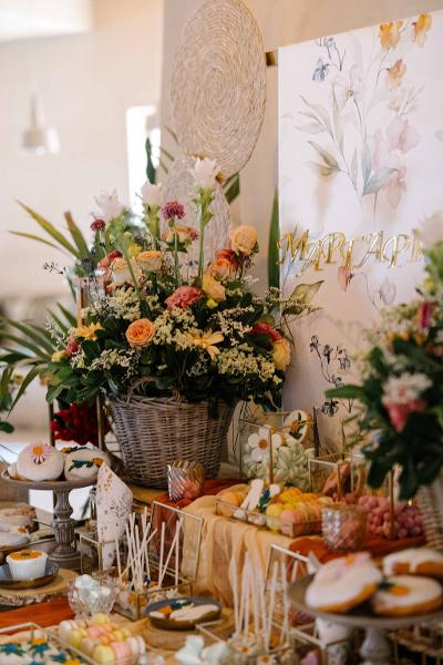Celebre Royal by Anna Maria βάπτιση γάμος στο Χαλάνδρι βάπτιση σε ρόζ, λευκές και πορτοκαλί αποχρώσεις, στολισμός candy bar με άνθη,κουφέτα cake pop, μπισκότα και άλλα γλυκίσματα
