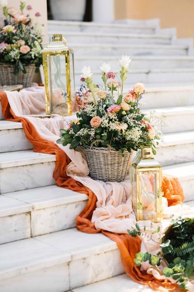 Celebre Royal by Anna Maria βάπτιση γάμος στο Χαλάνδρι βάπτιση σε ρόζ, λευκές και πορτοκαλί αποχρώσεις, στολισμός εκκλησίας με λουλούδια