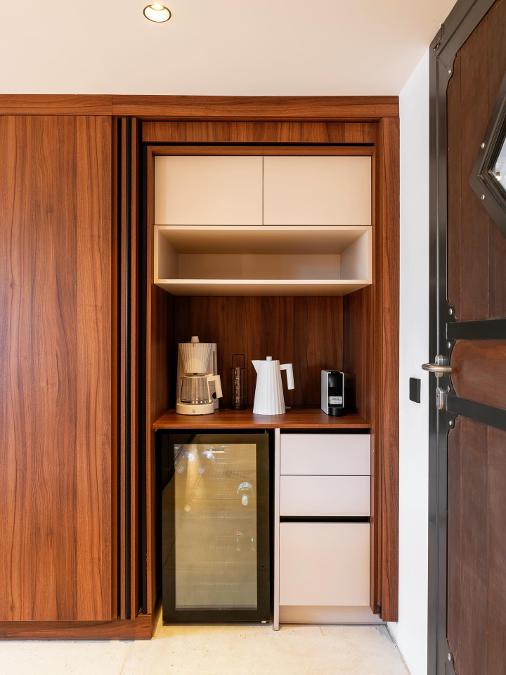 Έπιπλα Κουζίνας Σίφνος, Ντουλάπες Κύθνος, Ηλεκτρικές Συσκευές Smeg Πειραιάς, επιπλα μπανιου Σέριφος, συρομενες ντουλαπες Μύλος, ανοιγομενες ντουλαπες