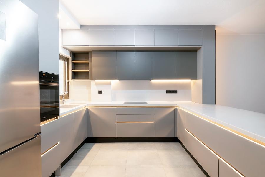 Λυμπερόπουλος, Έπιπλα κουζίνας Πάρος, Συρόμενες Ντουλάπες, Ανοιγόμενες Ντουλάπες, Ειδικές Κατασκευές, Πόρτες, Ηλεκτρικές Συσκευές Smeg