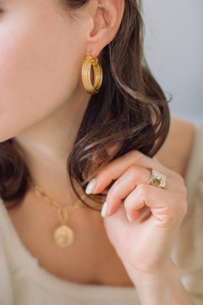 Το Κοσμηματοπωλείο N. BILLIS Jewellery στην Ομόνοια διαθέτει μονόπετρα, σταυρούς βάπτισης, βέρες, ρολόγια κ.α.