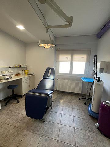 Ο Δερματολόγος Αφροδισιολόγος Τσούτσης Άγγελος διατηρεί το δερματολογικό ιατρείο στο Λαδοχώρι Ηγουμενίτσας και εξυπηρετεί όλες τις γύρω περιοχές:   Ηγουμενίτσα, Παραμυθιά, Μαργαρίτι, Πέρδικα, Πλαταριά, Σύβοτα, Νέα Σελεύκεια, Γραικοχώρι, Καστρί, Σαγιάδα, Ασπροκκλήσι, Φιλιάτες κ.α.